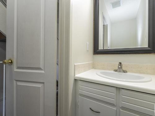 173 Tudor Lane, Edmonton, AB - Indoor Photo Showing Bathroom