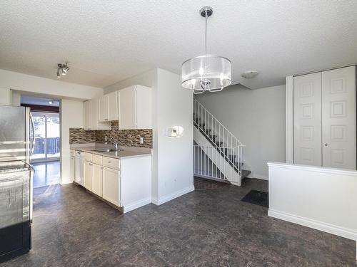 173 Tudor Lane, Edmonton, AB - Indoor Photo Showing Kitchen