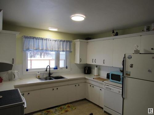 4614 53 Avenue, Barrhead, AB - Indoor Photo Showing Kitchen With Double Sink