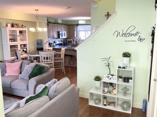 416 Watt Boulevard, Edmonton, AB - Indoor Photo Showing Living Room