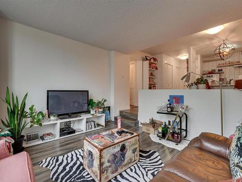 323 10160 114 Street, Edmonton, AB - Indoor Photo Showing Living Room