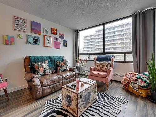 323 10160 114 Street, Edmonton, AB - Indoor Photo Showing Living Room