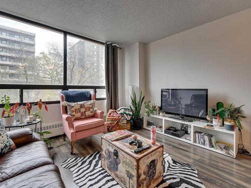 323 10160 114 Street, Edmonton, AB - Indoor Photo Showing Living Room