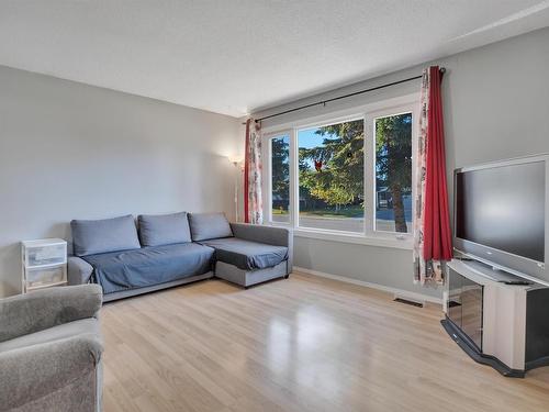 4110 43A Avenue, Leduc, AB - Indoor Photo Showing Living Room