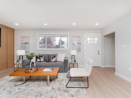 13543 67 Street, Edmonton, AB - Indoor Photo Showing Living Room