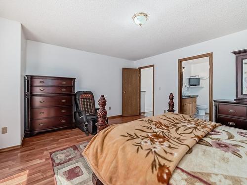 9646 73 Avenue, Edmonton, AB - Indoor Photo Showing Bedroom