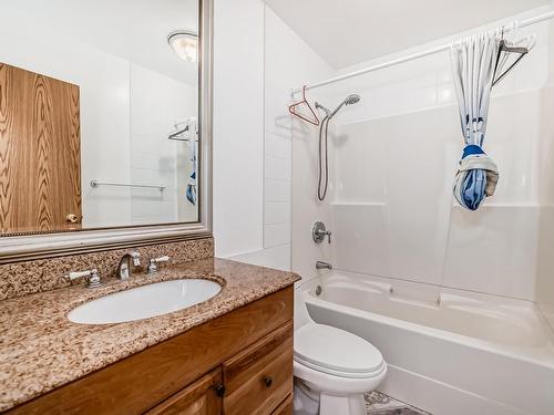 9646 73 Avenue, Edmonton, AB - Indoor Photo Showing Bathroom