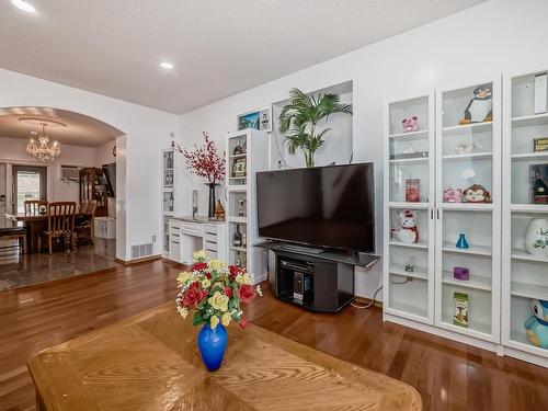 9646 73 Avenue, Edmonton, AB - Indoor Photo Showing Living Room