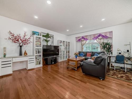 9646 73 Avenue, Edmonton, AB - Indoor Photo Showing Living Room