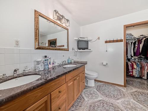 9646 73 Avenue, Edmonton, AB - Indoor Photo Showing Bathroom