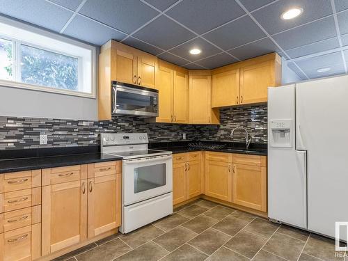 7507 162 Avenue, Edmonton, AB - Indoor Photo Showing Kitchen