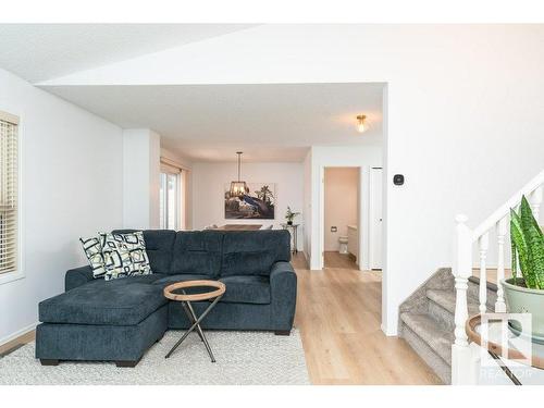 1859 Mill Woods Road E, Edmonton, AB - Indoor Photo Showing Living Room