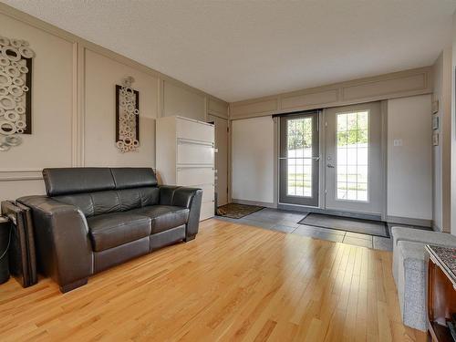 98 Valleyview Crescent, Edmonton, AB - Indoor Photo Showing Living Room