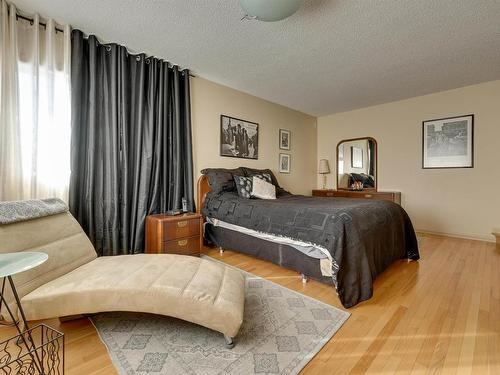 98 Valleyview Crescent, Edmonton, AB - Indoor Photo Showing Bedroom