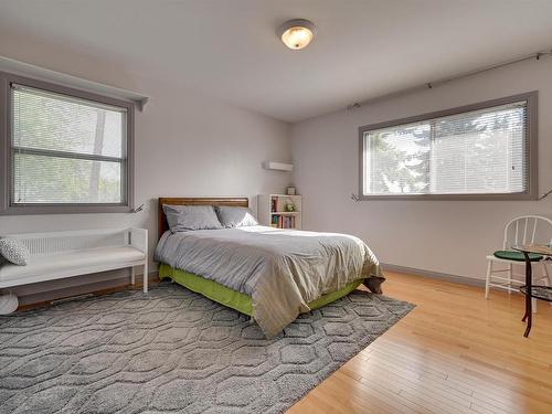 98 Valleyview Crescent, Edmonton, AB - Indoor Photo Showing Bedroom