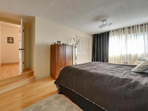 98 Valleyview Crescent, Edmonton, AB - Indoor Photo Showing Bedroom