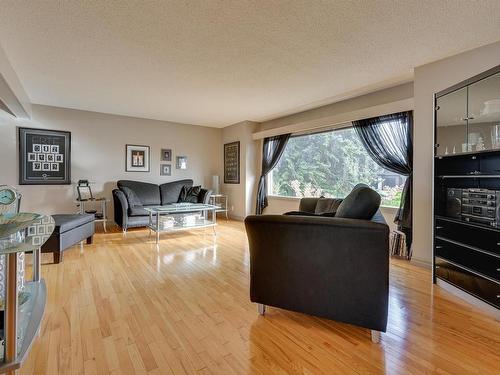 98 Valleyview Crescent, Edmonton, AB - Indoor Photo Showing Living Room