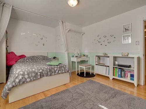 98 Valleyview Crescent, Edmonton, AB - Indoor Photo Showing Bedroom