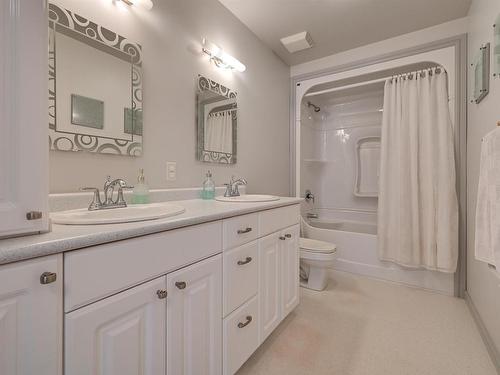 98 Valleyview Crescent, Edmonton, AB - Indoor Photo Showing Bathroom