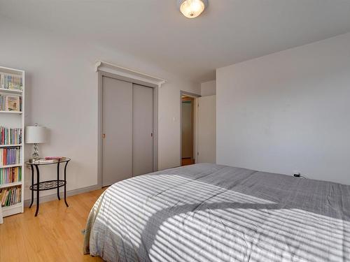 98 Valleyview Crescent, Edmonton, AB - Indoor Photo Showing Bedroom