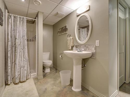 98 Valleyview Crescent, Edmonton, AB - Indoor Photo Showing Bathroom