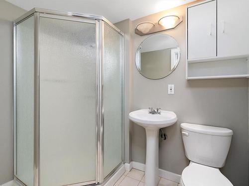 6205 90 Avenue, Edmonton, AB - Indoor Photo Showing Bathroom