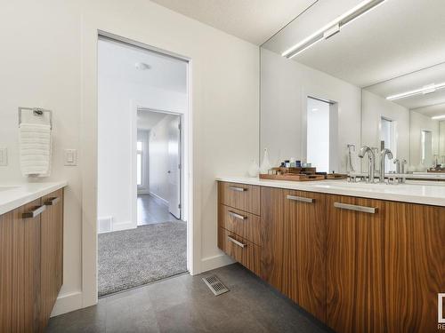 2735 Wheaton Drive, Edmonton, AB - Indoor Photo Showing Bathroom