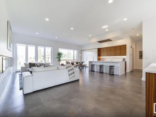 2735 Wheaton Drive, Edmonton, AB - Indoor Photo Showing Living Room