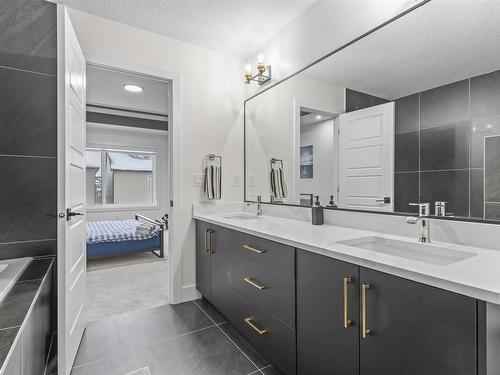 2096 Graydon Hill Crescent, Edmonton, AB - Indoor Photo Showing Bathroom