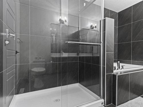 2096 Graydon Hill Crescent, Edmonton, AB - Indoor Photo Showing Bathroom