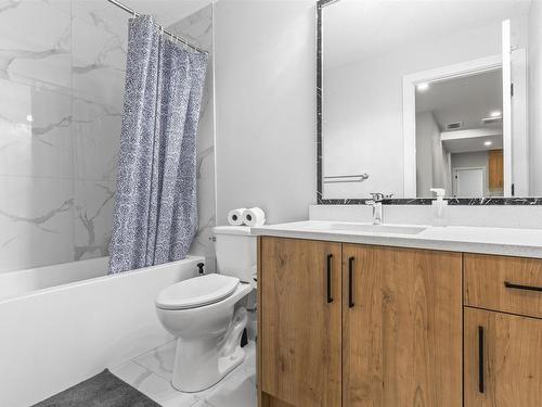 2096 Graydon Hill Crescent, Edmonton, AB - Indoor Photo Showing Bathroom