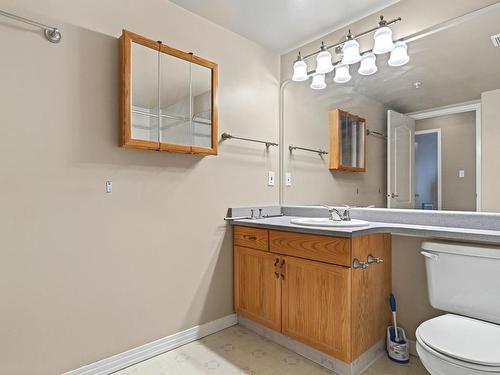 215 17150 94A Avenue, Edmonton, AB - Indoor Photo Showing Bathroom