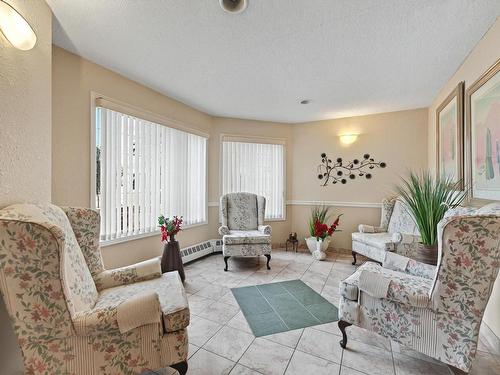 215 17150 94A Avenue, Edmonton, AB - Indoor Photo Showing Living Room