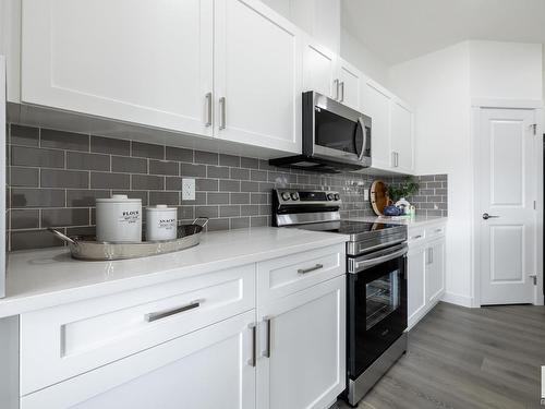 4805 Hawthorn Bend Bend, Edmonton, AB - Indoor Photo Showing Kitchen