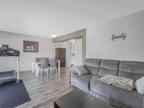 11496 139 Avenue, Edmonton, AB - Indoor Photo Showing Living Room