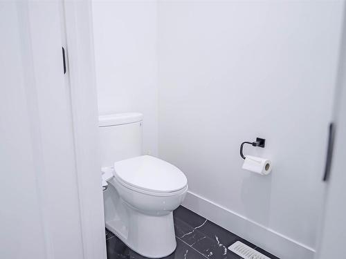 5506 Chegwin Point, Edmonton, AB - Indoor Photo Showing Bathroom