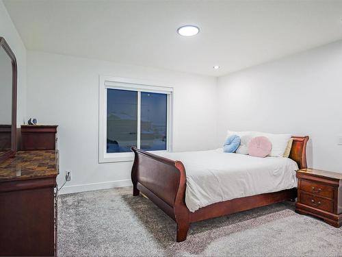 5506 Chegwin Point, Edmonton, AB - Indoor Photo Showing Bedroom