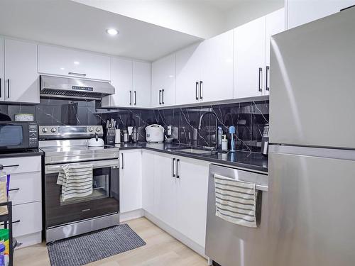 5506 Chegwin Point, Edmonton, AB - Indoor Photo Showing Kitchen