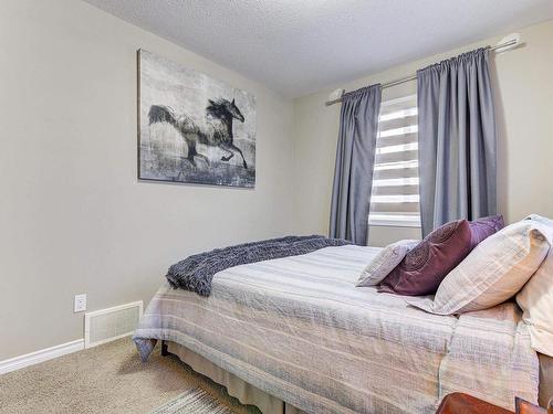 1544 Chapman Way, Edmonton, AB - Indoor Photo Showing Bedroom