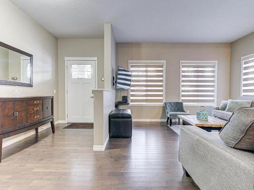 1544 Chapman Way, Edmonton, AB - Indoor Photo Showing Living Room