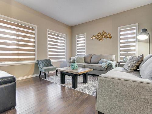 1544 Chapman Way, Edmonton, AB - Indoor Photo Showing Living Room