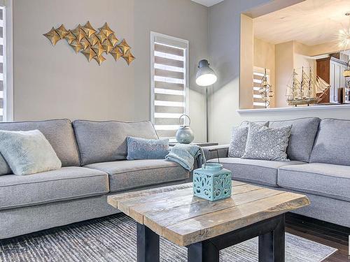 1544 Chapman Way, Edmonton, AB - Indoor Photo Showing Living Room