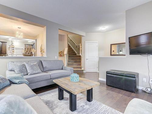 1544 Chapman Way, Edmonton, AB - Indoor Photo Showing Living Room