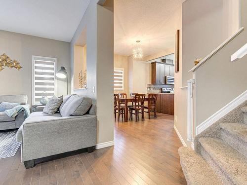 1544 Chapman Way, Edmonton, AB - Indoor Photo Showing Living Room