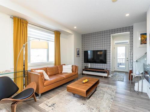 122 16903 68 Street, Edmonton, AB - Indoor Photo Showing Living Room