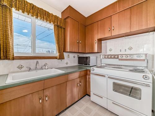 12904 & 12908 95A Street, Edmonton, AB - Indoor Photo Showing Kitchen