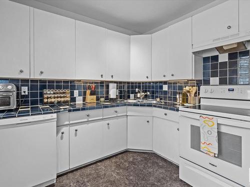 14603 104 Avenue, Edmonton, AB - Indoor Photo Showing Kitchen