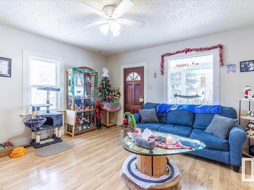 4708 49 St, Calmar, AB - Indoor Photo Showing Living Room