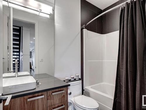 607 Howatt Drive Sw, Edmonton, AB - Indoor Photo Showing Bathroom