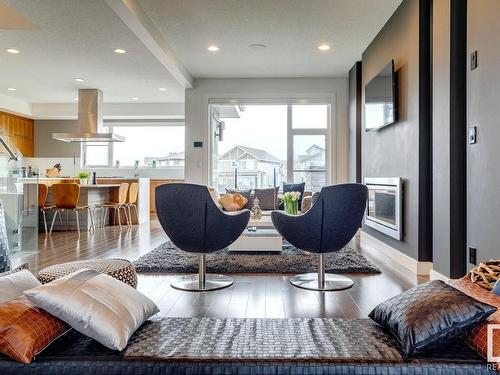 607 Howatt Drive Sw, Edmonton, AB - Indoor Photo Showing Living Room